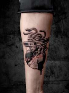 Mehr über den Artikel erfahren Tut ein Tattoo weh? – Wo es mehr schmerzt und was du dagegen tun kannst