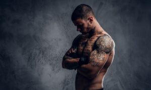 Mehr über den Artikel erfahren Tattoo und Sport – wann kannst du wieder trainieren, und was schadet einem frischen Tattoo?