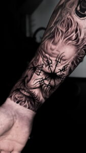 Mehr über den Artikel erfahren Tattoo und Gewichtsveränderung – was passiert mit dem Motiv beim Zunehmen, Abnehmen oder in der Schwangerschaft?