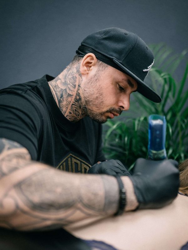 face2face tattoo studio braunschweig tätowierer bei der arbeit Josh
